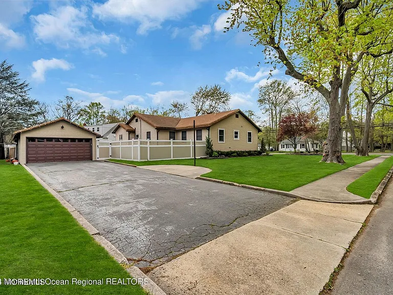 515 Monmouth Rd — Photo 34