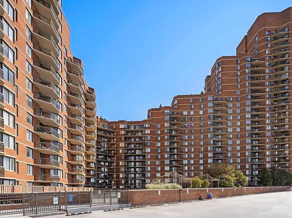 133 Harmon Cove Tower image 38 of 40