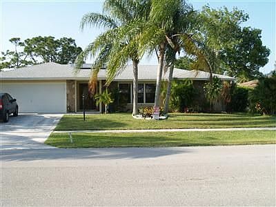 Beautiful home, excellent location, park in front, golf course and lake in bac