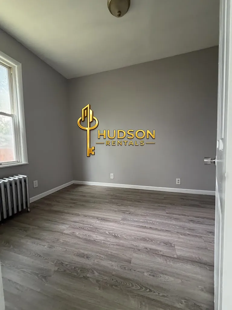 3 bed, 1000 sqft, $2,300 — Photo 4