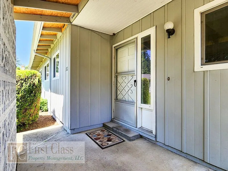 2 bed, 1.0 bath, 900 sqft, $1,645 — Photo 2