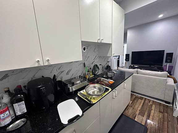 5th image of 445 Bainbridge St APT 2A