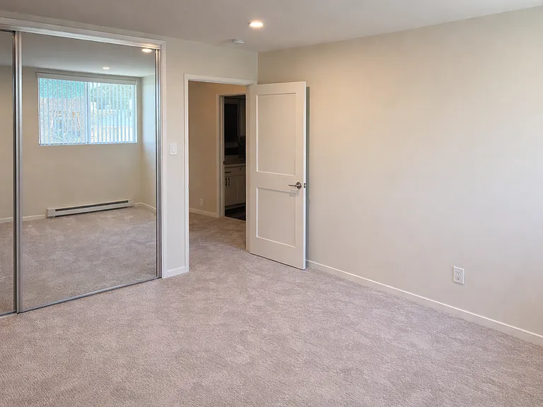 The Crestmoor Apartments — Photo 15