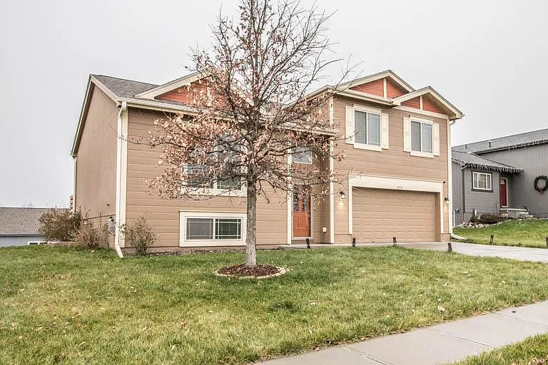3 bed, 1858 sqft, $2,200 — Photo 1