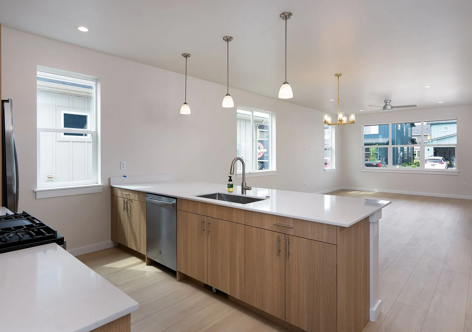 Stunning 4 bed, 3 bath - Corner Lot — Photo 4