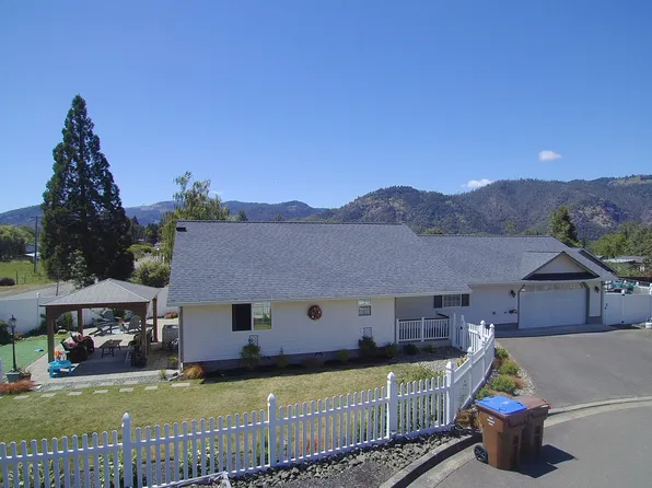 124 Raylin Ct, Myrtle Creek, OR 97457