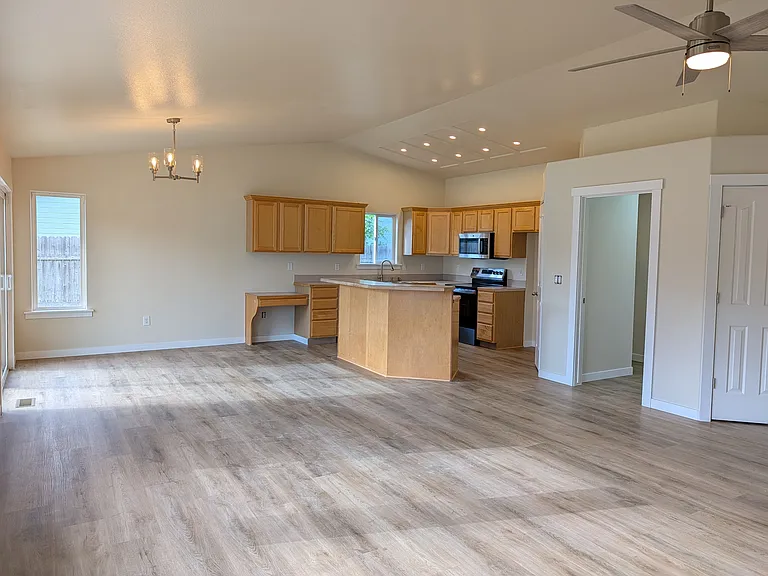 2723 Manchester Dr — Photo 4