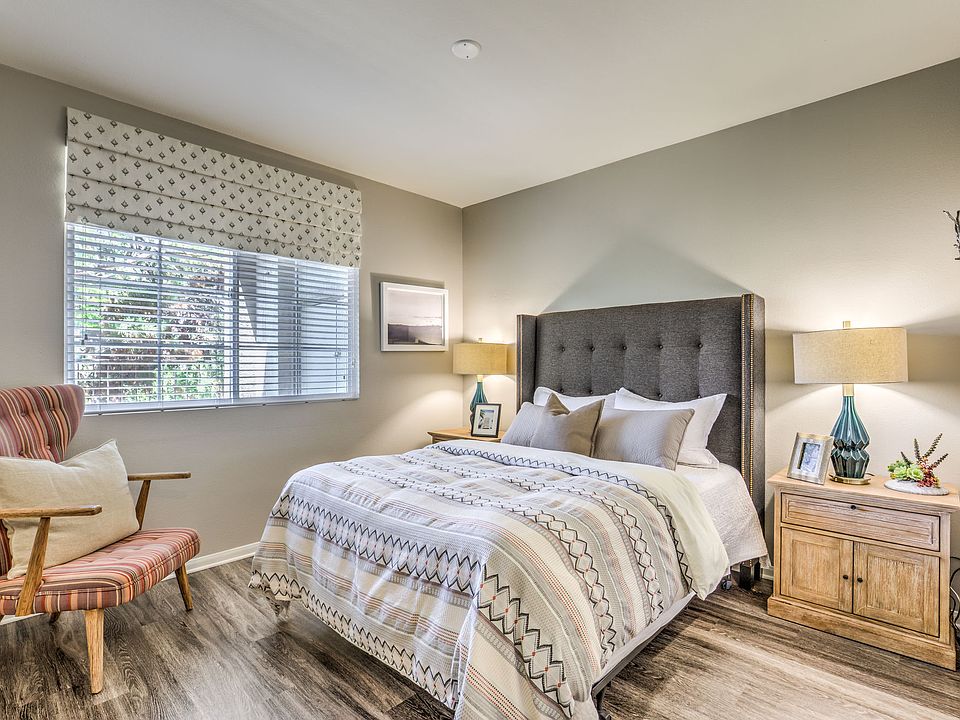 Signature Point apartments community photo