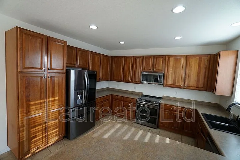 5 bed, 3.5 bath, 3166 sqft, $3,495 — Photo 3