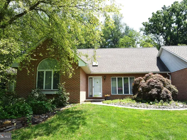 4 Country Ln, Douglassville, PA 19518