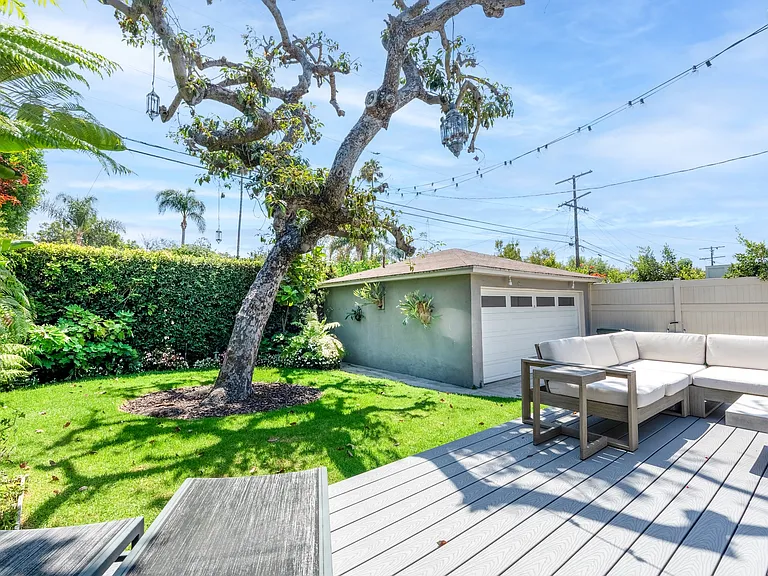 1216 Greenacre Ave — Photo 4