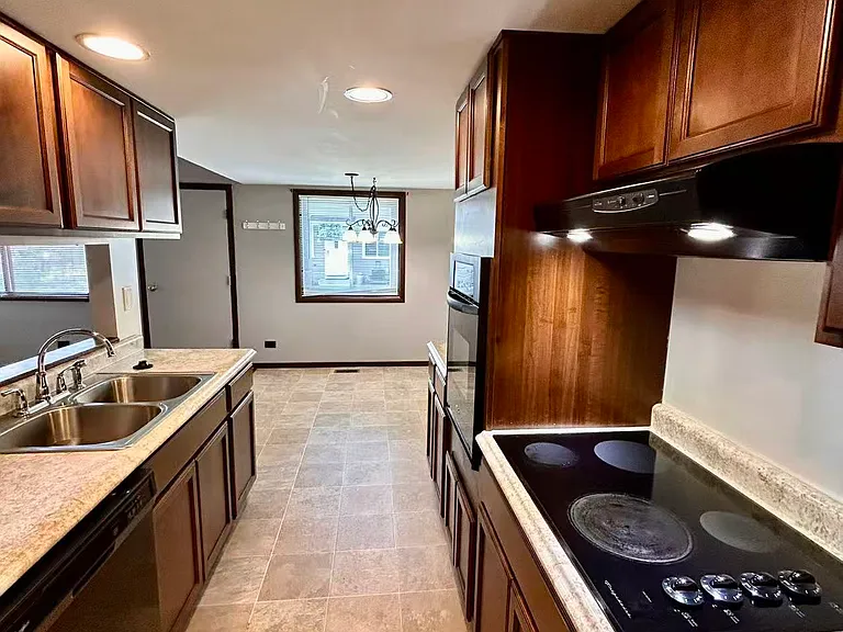 2S701 Winchester Cir E #3 — Photo 6