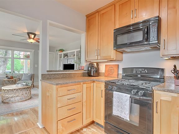 Gas stove-top, granite countertops and eating bar