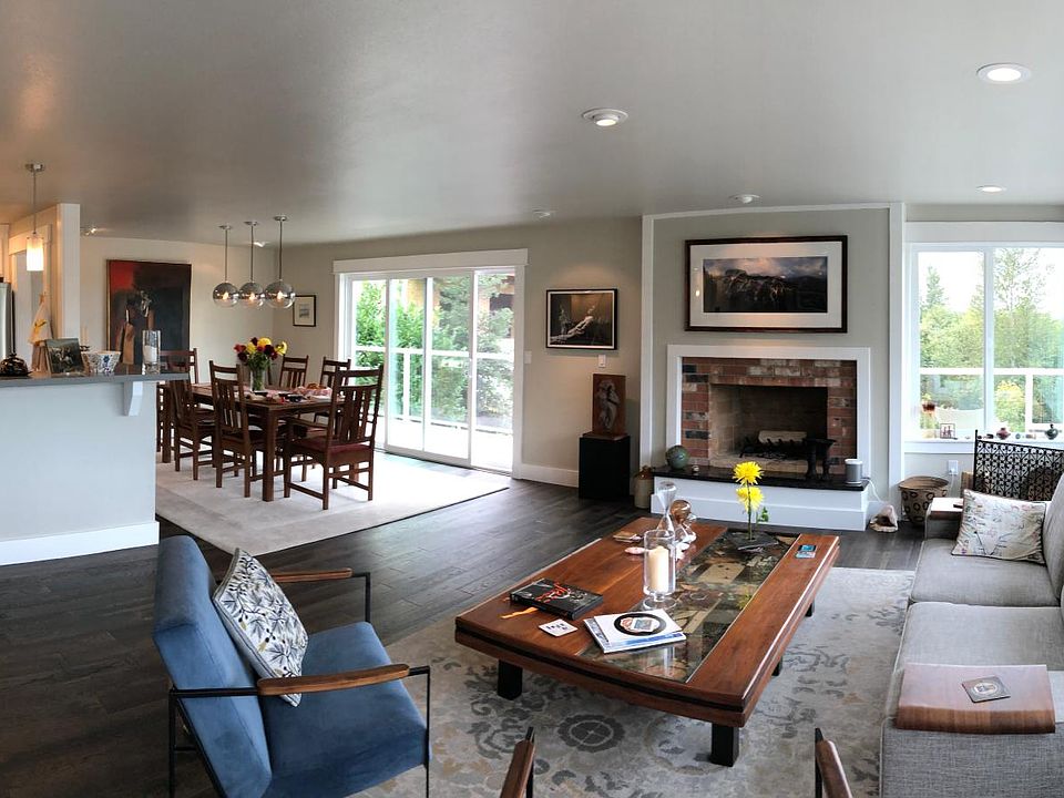 Open floor plan with plenty of windows and natural light