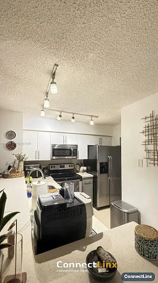 2 bed, 2.0 bath, 1060 sqft, $2,375 — Photo 2