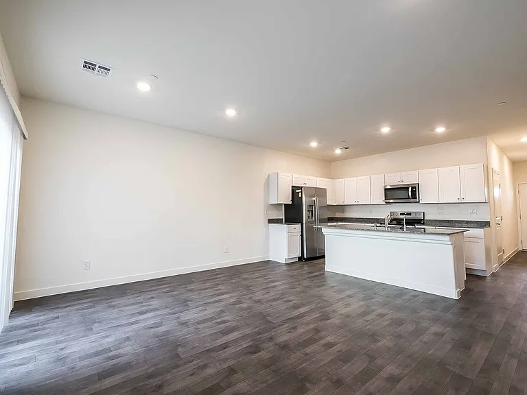 12749 Epperly St — Photo 5