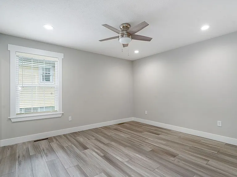1120 N Clay Ave — Photo 16