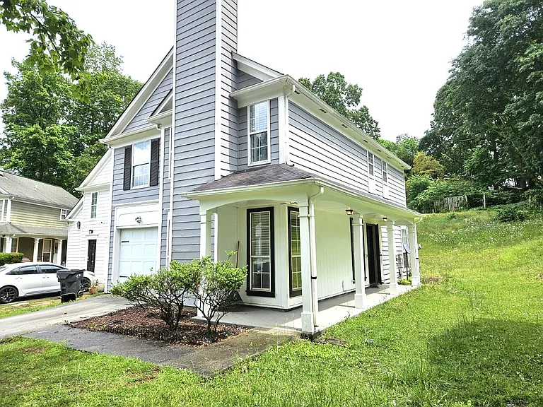 1261 Woodstream Dr — Photo 2