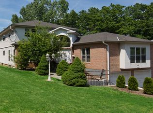 53 Vista Hill Rd, Great Neck, NY 11021