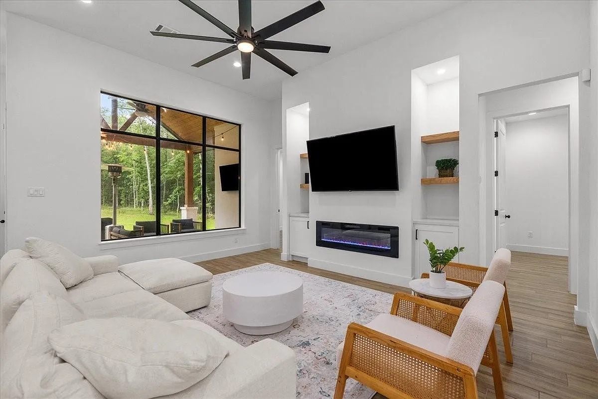 4 bed, 4.0 bath, 2352 sqft, $3,650 — Photo 3