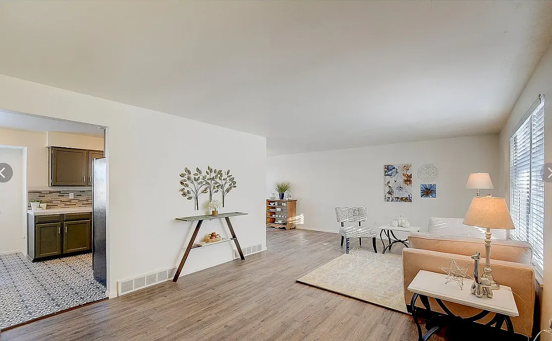 4 bed, 2398 sqft, $3,061 — Photo 3