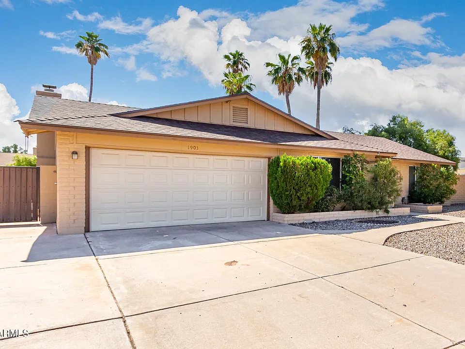 1903 E Balboa Dr