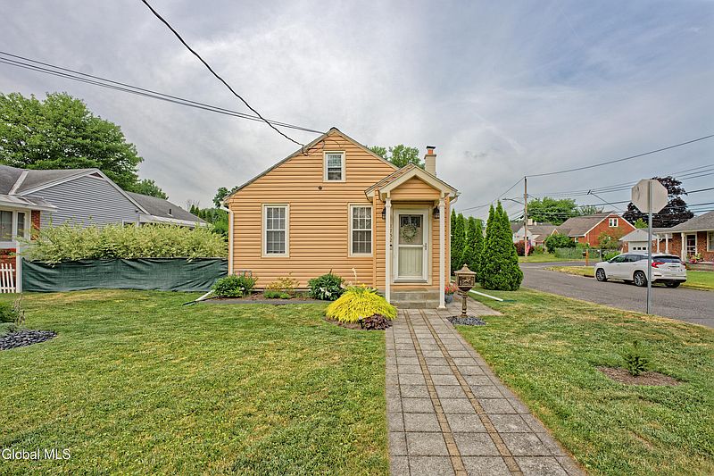 3rd image of 1752 Van Cortland Street