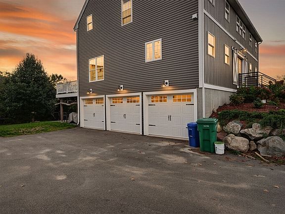 3rd image of 124 Tiffany St