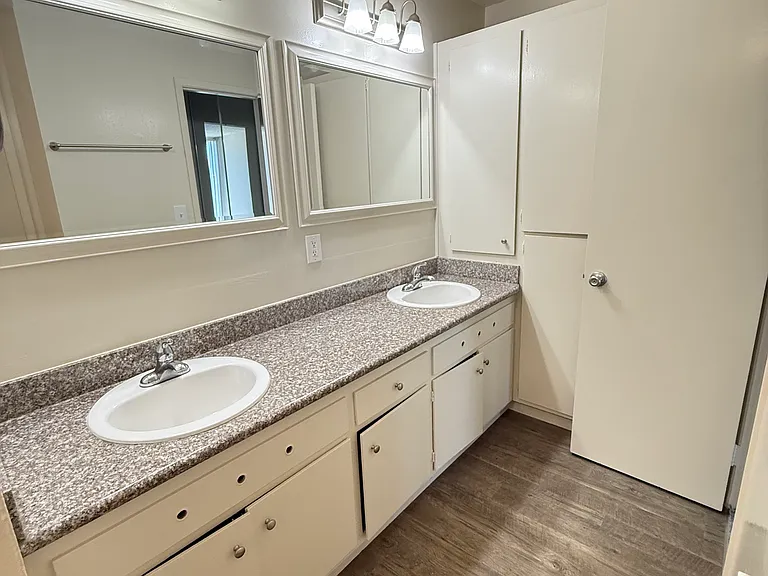 Otis Terrace Apartments — Photo 15