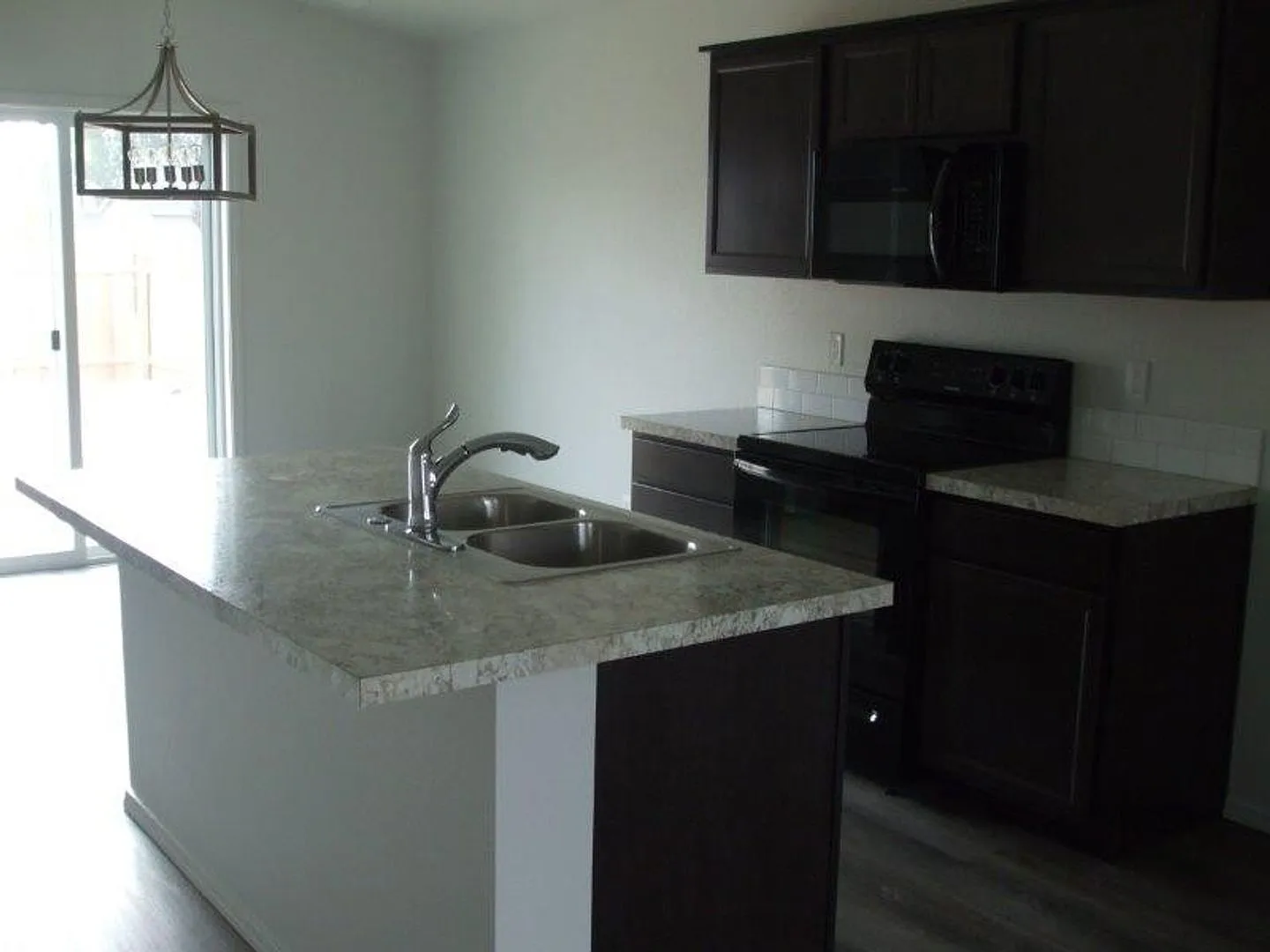 NICE 3 bed 2 bath 2 car garage avail now — Photo 2