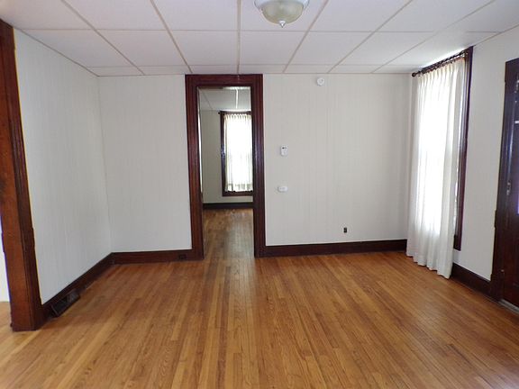 4th image of 4 E South St