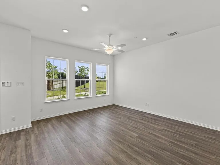 1048 Keene Ridge Dr — Photo 2