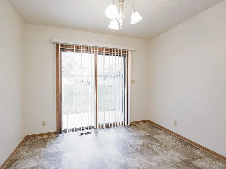 1107 Knox St — Photo 6