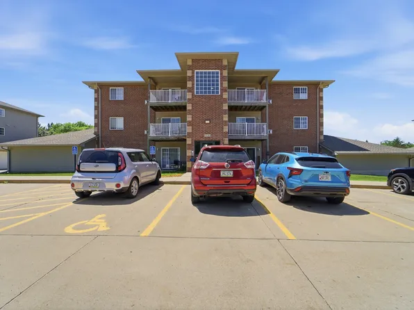 4130 100th St APT 8, Urbandale, IA 50322