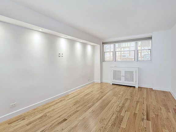 5th image of 321 E 45th St APT 1D