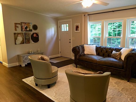 Living room/entryway