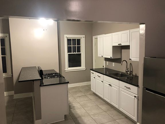 4th image of 810 West Ave