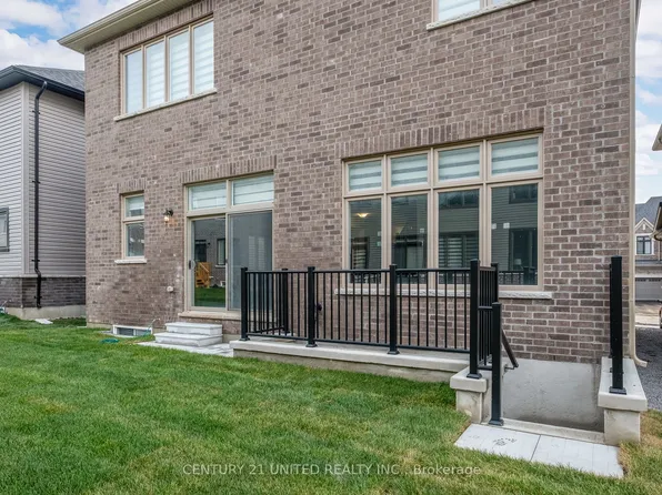 1040 Suddard Ave #2, Oshawa, ON L1K 0Y7