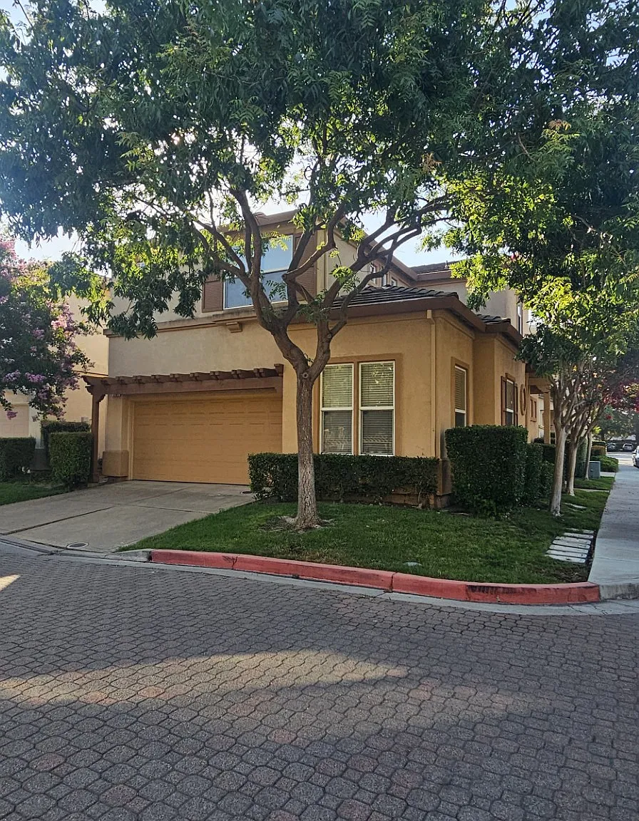 3 bed, 2.5 bath, 1719 sqft, $4,100 — Photo 2