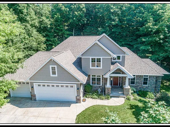 N1466 Forest Glen Dr, Greenville, WI 54942