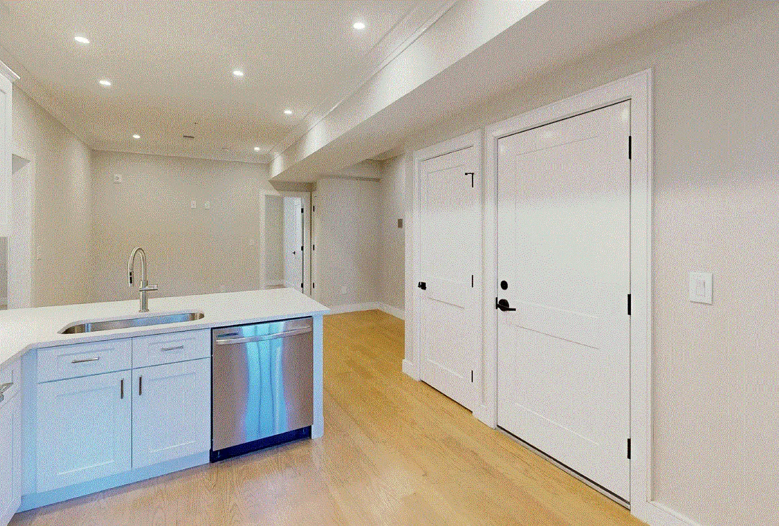 Charming 3 Bedroom-No Broker Fee — Photo 4