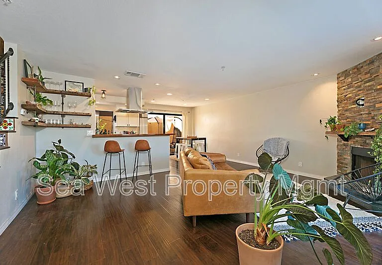 1680 N Coast Highway 101 #3 — Photo 1