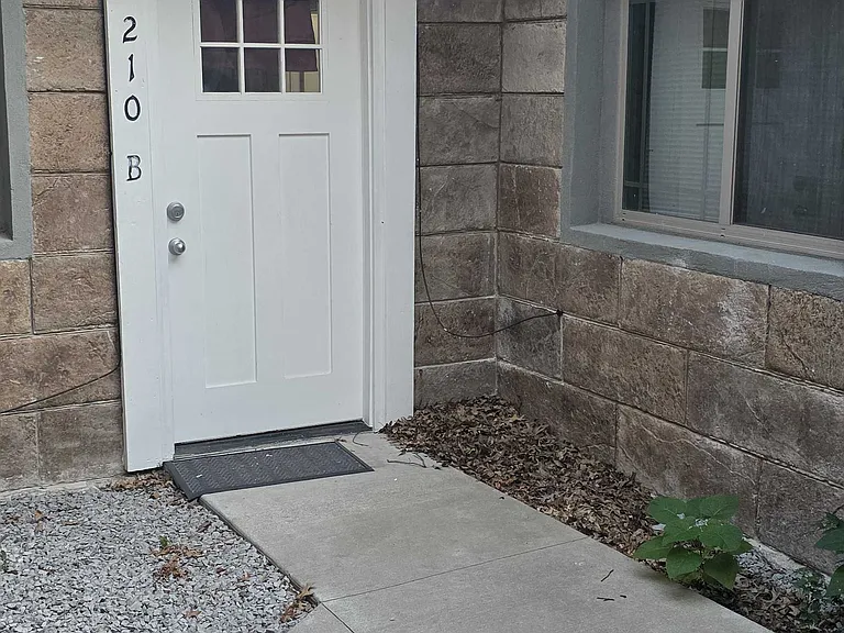 210 N Rowe St — Photo 3