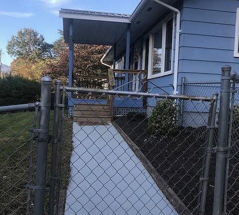 gate for fenced in front yard