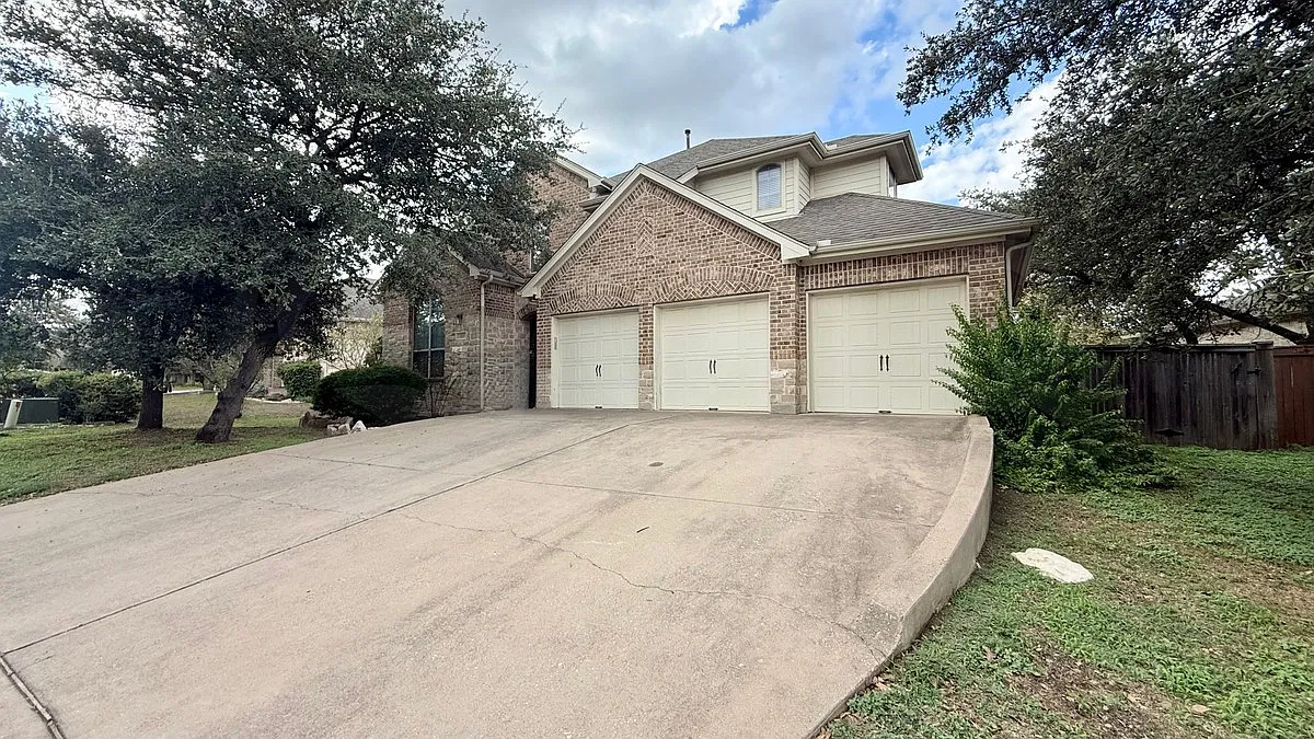 4 bed, 3.0 bath, 2815 sqft, $3,200 — Photo 2