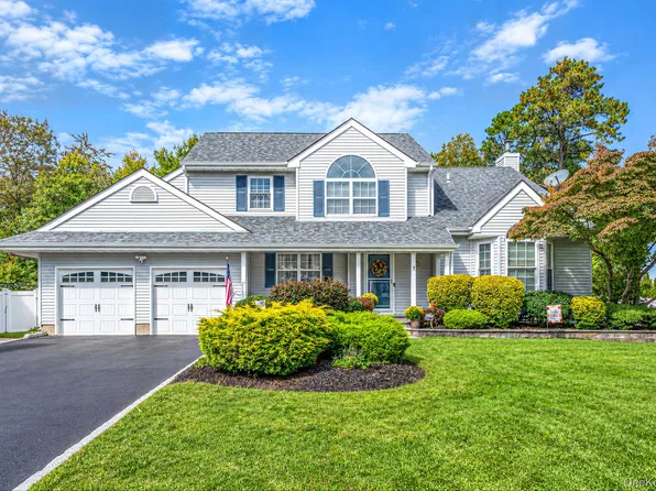 9 Alyssa Court, Holbrook, NY 11741