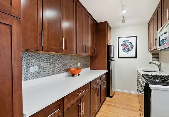 3rd image of 2025 Broadway APT 10A