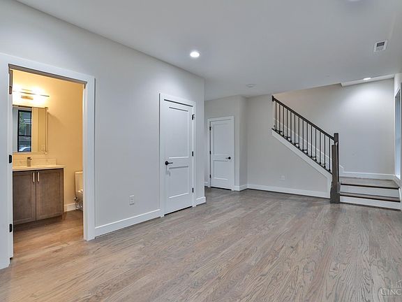 4th image of 2916 Robertson Ave