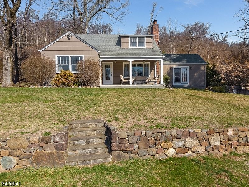 1st image of 622 River Rd