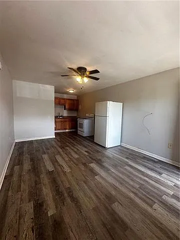 Studio, 1.0 bath, 300 sqft, $700 — Photo 2